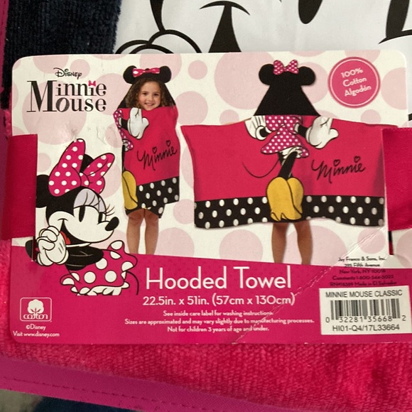 Minnie Mouse Hooded Towel. NWT - Picture 3 of 5